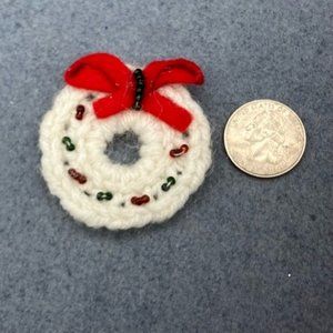 Christmas Pin Brooch Wreath Crochet White Yarn Red Bow Green Retro Handmade